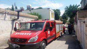 Annesi hastaneye giden işitme engelli çocuk evde mahsur kaldı