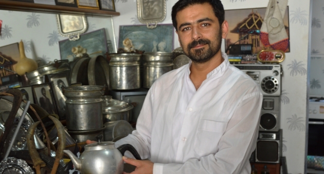 Antika Malzemelerini Berber Dükkanında Sergiliyor - Videolu Haber