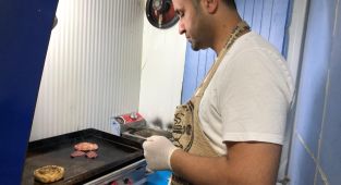 Antrikot ve döşden burger yaptı, ailelerin vazgeçilmez durağı oldu - Videolu Haber