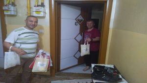 Apartman yöneticisi aylarca evlerinden çıkamayan çocukları ödüllendirdi