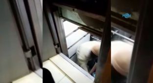 Asansörde mahsur kalan kadınlar kurtarıldı - Videolu Haber