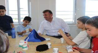 Aşcı, Bilim ve Sanat Merkezi Yaz Okulu'nu ziyaret etti