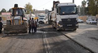 Asfaltlama öncesi freze çalışmaları devam ediyor