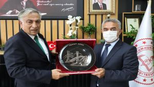 Aşı çalışmalarına katkıda bulunan personellere teşekkür plaketi