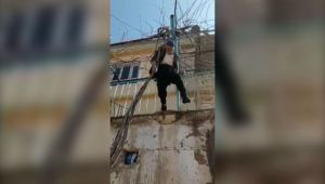 Asma budarken düşen yaşlı adam askıda kaldı - Videolu Haber