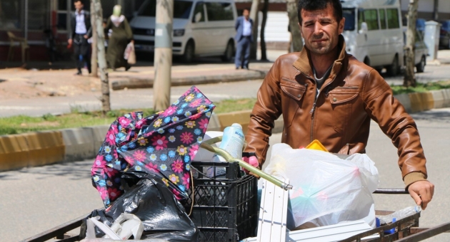 Atanamayan Öğretmen Hurdacılık Yaparak Geçiniyor - Videolu Haber