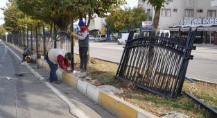 Atatürk Bulvarında ferforje montaj çalışmaları devam ediyor