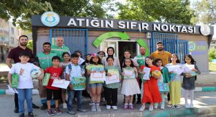 Atığını getiren öğrencilere karne hediyeleri Haliliye Belediyesi'nden