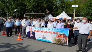 Ayasofya'nın ibadete açılması nedeniyle lokma tatlısı dağıtıldı - Videolu Haber