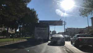 Aydınlatma direği yolcu otobüsünün üzerine devrildi