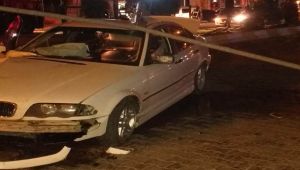 Aydınlatma direğine çarpan otomobil sürücüsü yaralandı
