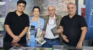 Baba-Oğul yazarların Besni Eğitim Bayramı’ndaki etkinliği yoğun ilgi gördü