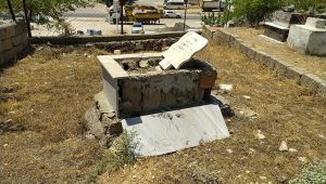 Babalarının mezarını pislik içinde ve tahrip edilmiş gören ilçe halkı isyan etti - Videolu Haber