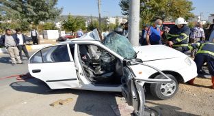 Babasından izinsiz aldığı otomobili elektrik direğine çarptı - Videolu Haber