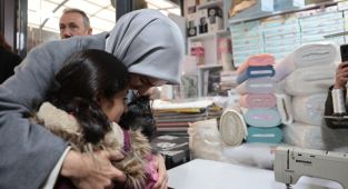 Bakan Göktaş, esnafı ziyaret etti, spor mağazasından alışveriş yaptı - Videolu Haber