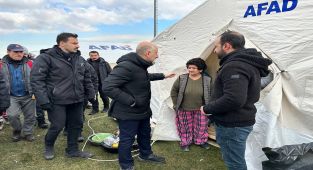 Bakan Karaismailoğlu, depremzedelerle bir araya geldi