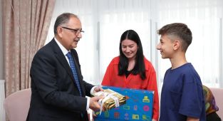 Bakan Mehmet Özhaseki, depremzede Özgür ailesine misafir oldu