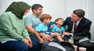 Bakan Tunç, Adıyaman’da depremzede vatandaşları ziyaret etti