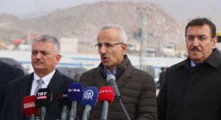 Bakan Uraloğlu: Deprem bölgesindeki 9 bin 176 km’lik yolun yüzde 2’sinde hasar oluştu