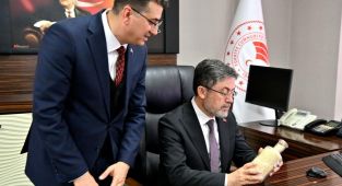Bakan Yumaklı Şanlıurfa’da çiftçilere tohum teslim etti