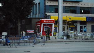 Bankamatik önündeki şüpheli kutu kontrollü patlatıldı - Videolu Haber