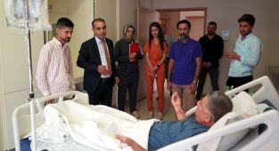 Başhekim Doç. Dr. Mehmet Şirik, hastaların sağlığını yakından takip ediyor