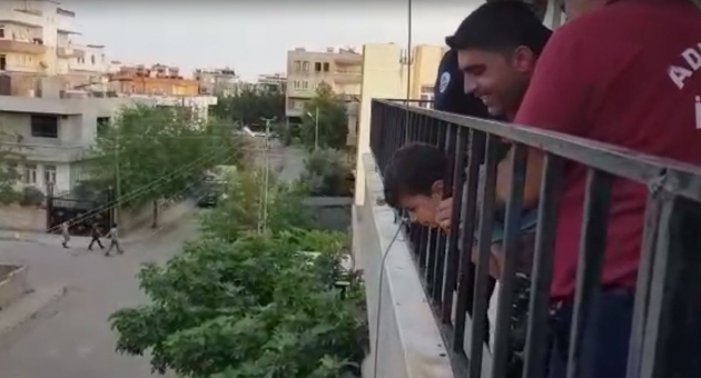 Başı Demir Korkuluklarına Sıkışan Çocuğu İtfaiye Kurtardı - Videolu Haber