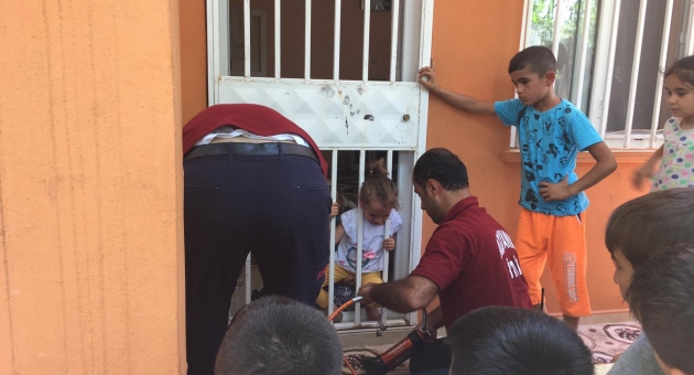 Başı Kapı Korkuluğuna Sıkışan Çocuğu İtfaiye Kurtardı