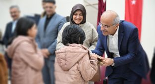 Başkan Er çocukların bayram sevincine ortak oldu