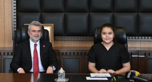 Başkan Görgel, koltuğu minik Başkan Tuğsem’e devretti
