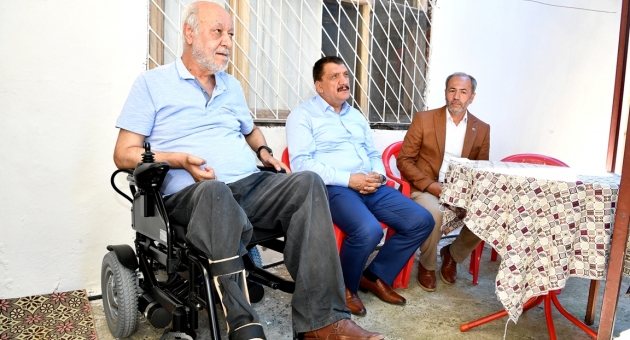 Başkan Gürkan, Akülü Araba Hediye Etti