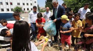 Başkan Hallaç, öğrencilerle çöp topladı
