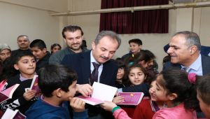 Başkan Kılınç'tan, İlkokul ve Ortaokul Öğrencilerine Kitap