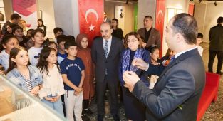 Başkan Şahin, Medine Kahramanı Fahreddin Paşa’yı anlatan sergiyi çocuklarla gezdi