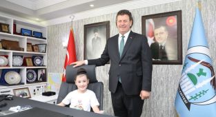 Başkan Soykan koltuğunu minik öğrencilere devretti
