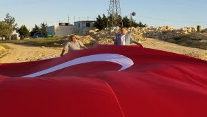 Başkan Turanlı’dan dev Türk bayrağı hediyesi