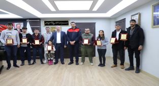 Başkan Turanlı, stajyer öğrencileri plaket ile ödüllendirdi
