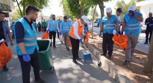 Başkan Tutdere sokakları süpürdü
