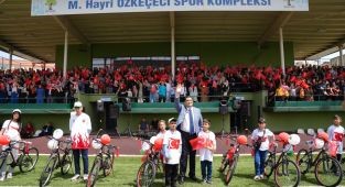 Başkan Yılmaz 23 Nisan’da çocuklara bisiklet dağıttı - Videolu Haber