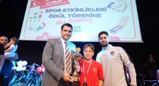 Başkan Yılmaz başarılı öğrencileri ödüllendirdi - Videolu Haber