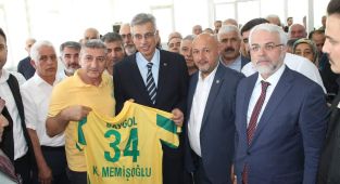 Baygol Yaşar Bayram’dan Sağlık Bakanı Kemal Memişoğlu’na anlamlı hediye
