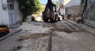 Belediye ekipleri patlayan lağım borusu sorununu çözdü