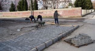 Belediye ekiplerinin kaldırım düzenlemesi devam ediyor
