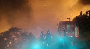 Belediye itfaiye ekipleri Akçin köyünde faciayı önledi - Videolu Haber