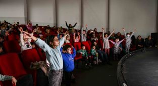 Beş Beyazı Tiyatro oyunu başkentli miniklerle buluştu - Videolu Haber