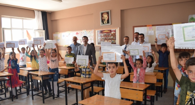 Besni'de 18 Bin 94 Öğrencinin Karne Sevinci