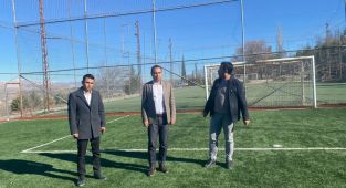 Besni’de atıl durumdaki halı sahalar onarılıyor
