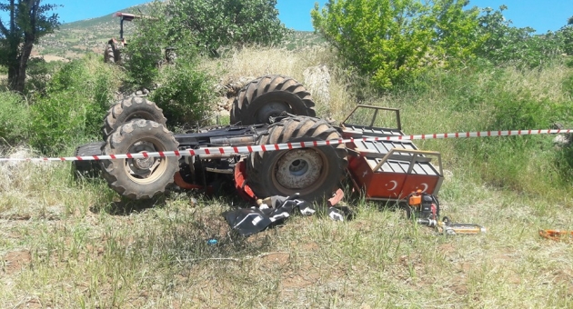 Besni'de Devrilen Traktörün Sürücüsü Öldü
