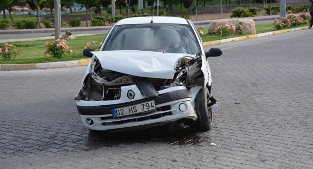 Besni’de Hafif Ticari Araç İle Otomobil Çağrıştı: 4 Yaralı