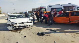 Besni’de İki Otomobil Çarpıştı: 3 Yaralı - Videolu Haber